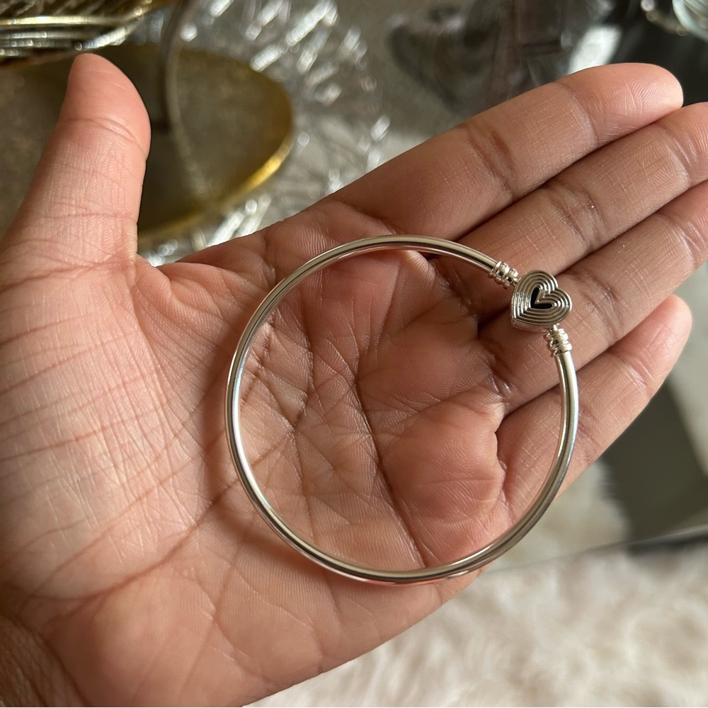 Pandora Radiating Heart Clasp Bangle - Picture 5 of 5